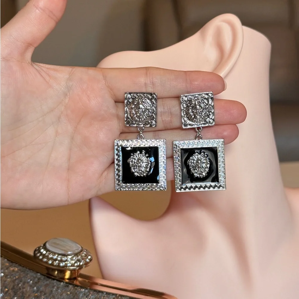 Elegant Lion Earrings - Picture 7 of 8